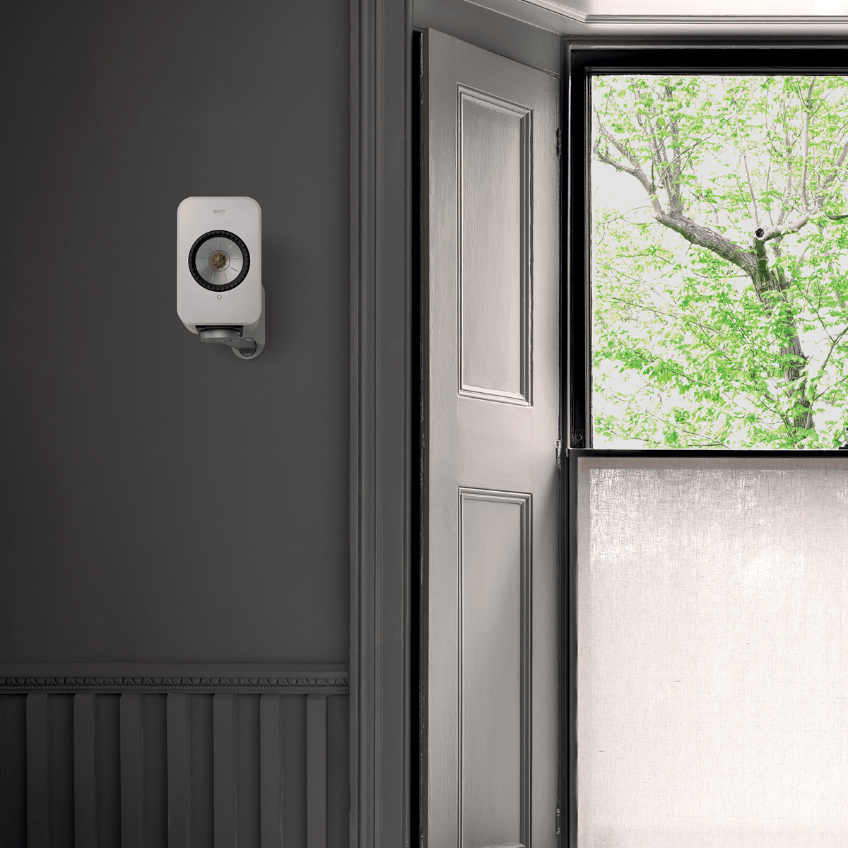 KEF B1 Wall Bracket Sølv – lifestyle