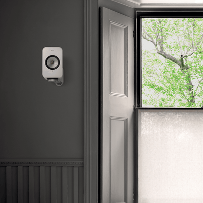 KEF B1 Wall Bracket Sølv – lifestyle