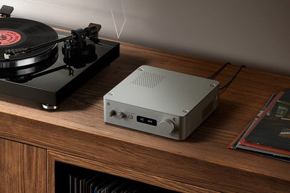Yamaha WXA-70A i miljø med platespiller